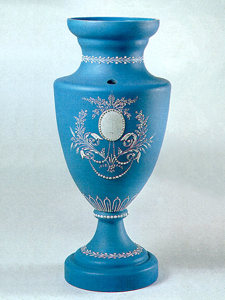 Váza ze světlého modrého opakního matovaného skla, malovaná biskvitovým emailem. Dílna F. Egermanna v Polevsku před rokem 1820.