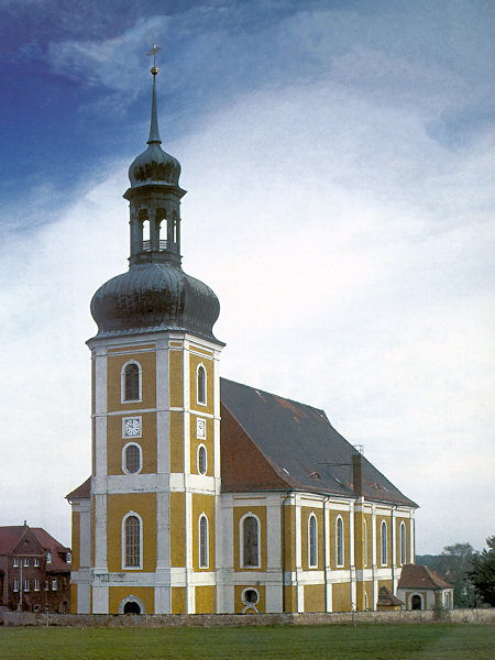 Poutní kostel Panny Marie v Róžantu (Rosenthal) u Ralbic.