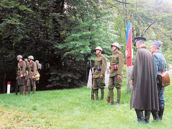 Čestná stráž u pomníku ve stejnokrojích předválečné armády, finanční stráže a četnictva.