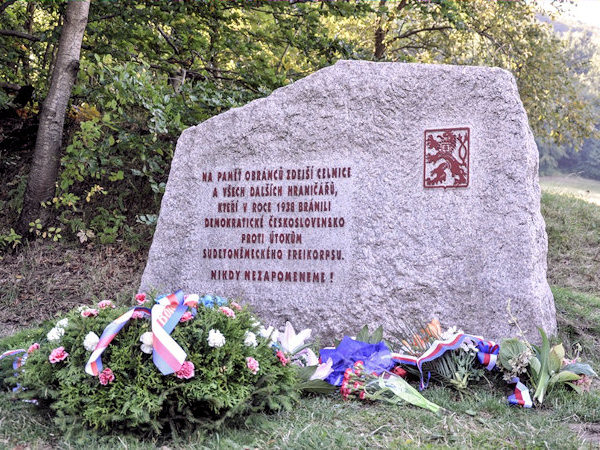 Pomník československých hraničářů v Dolní Světlé stojí na svém místě již 14 let.