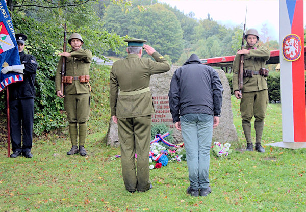 Zástupci mladoboleslavské jednoty při položení květin k pomníku.