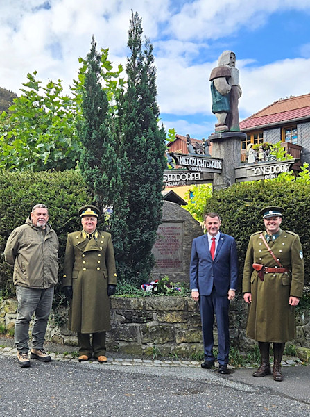 Položení kytice k pomníku připomínající odsun českých Němců po druhé světové válce.