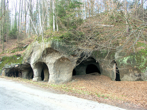 V údolí mezi Svitavou a Velenicemi se dobýval písek k broušení skla a zrcadel v zajímavých podzemních lomech.
