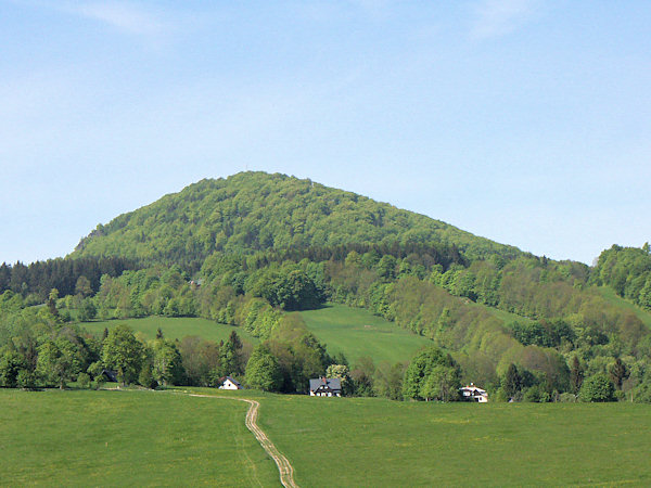 Nejvyšší vrchol Lužických a Žitavských hor (793 m n.m.) leží přímo na česko-německé hranici.
