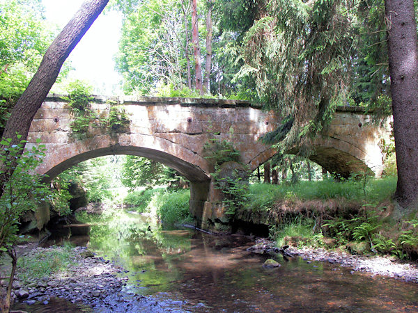 Zajímavou technickou památkou je kamenný akvadukt v osadě Na Potokách.