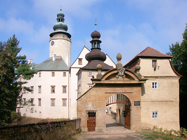 Le Chateau Lemberk se trouve sur un petit éperon au-dessus de ruisseau Panenský.