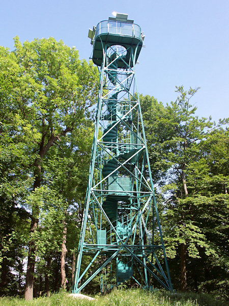 Der einzigartige eiserne Aussichtsturm auf dem Studenec (Kaltenberg).