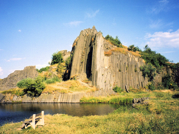 The Panská skála rock at Kamenický Šenov is our most famous geological nature reserve. The face of an abandoned basalt quarry unveiled a complex of regular basalt columns.