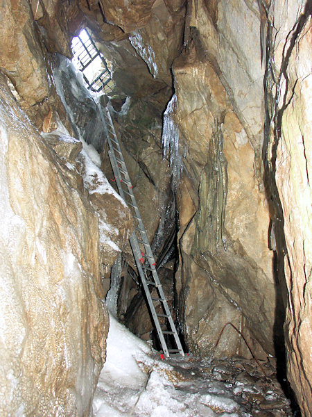 Am Hange des Suchý vrch (Dürrberg) in einer Spalte des Phonolithes befindet sich die einzige Eishöhle Böhmens.