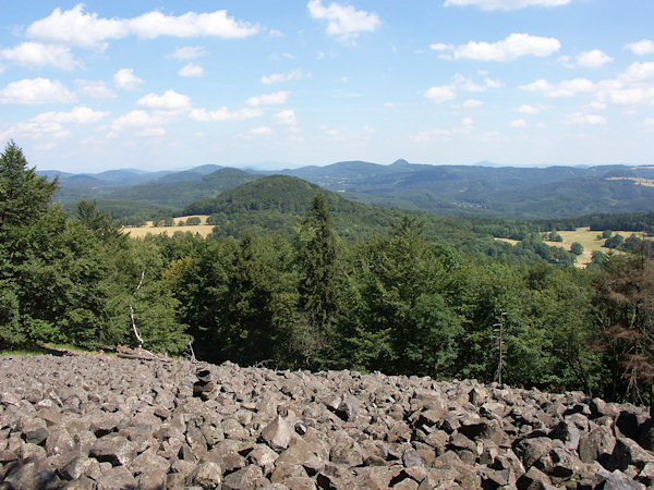 Panorama des Montagnes de Lusace. Vue du Studenec (Mont Froid) sur les collines dans les environs de mont Javorek (Petit érable) et de mont Klíč (Clef).