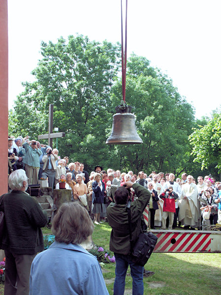 Zvedání zvonu Panny Marie do věže kostela.