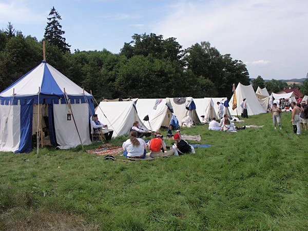 Vojenský tábor v době odpočinku před bitvou.