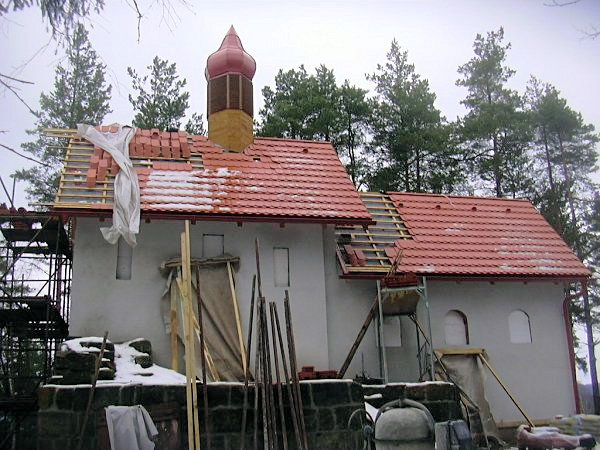 Kaplička před dokončením střechy 14. prosince 2008.