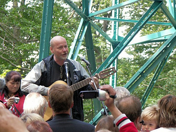 O hudební zpestření slavnosti se postaral  písničkář, dramaturg a dokumentarista Bedřich Ludvík.