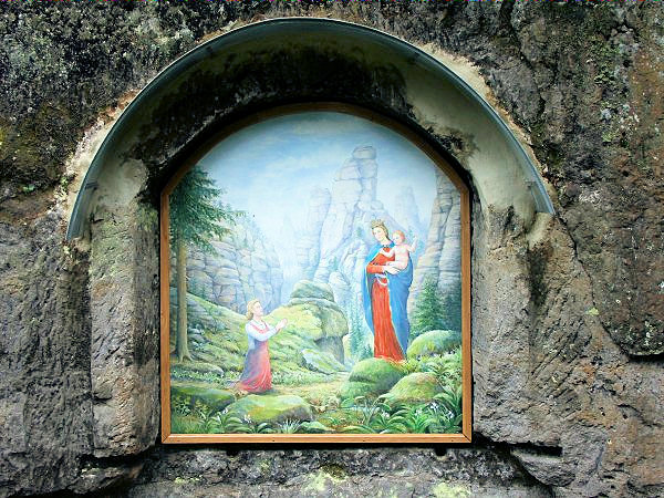 Obnovený votivní obraz Panny Marie Pomocné a klečící dívky.
