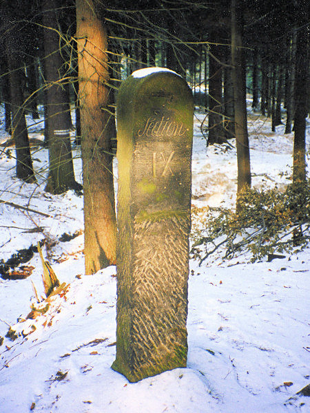 Hraniční mezník pod Jeleními kameny 28. prosince 2003.