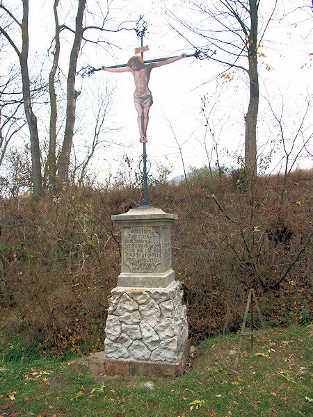 Obnovený Zeckertův kříž na severozápadním okraji obce.