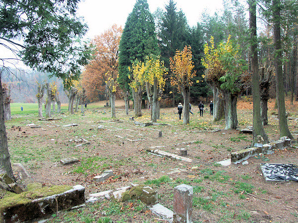 Vyčištěný lísecký hřbitov.