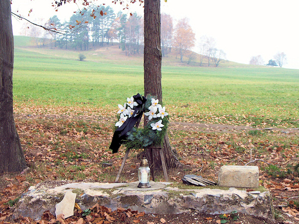 Věnec byl položen k základům bývalého pomníku padlým z 1. světové války.
