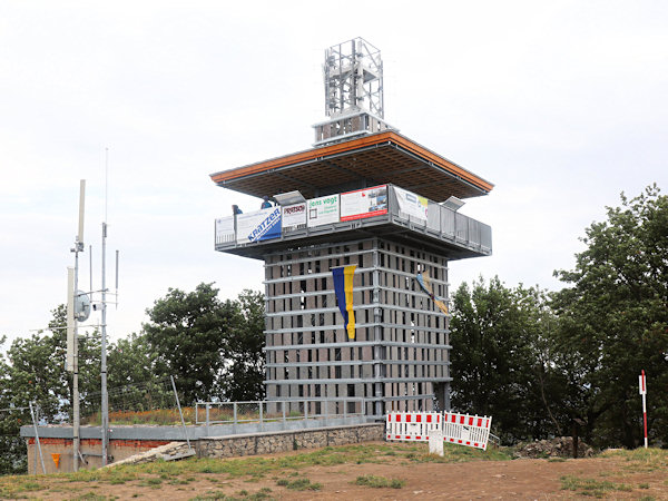 Vyhlídková věž na vrcholu Luže den po slavnostním otevření.