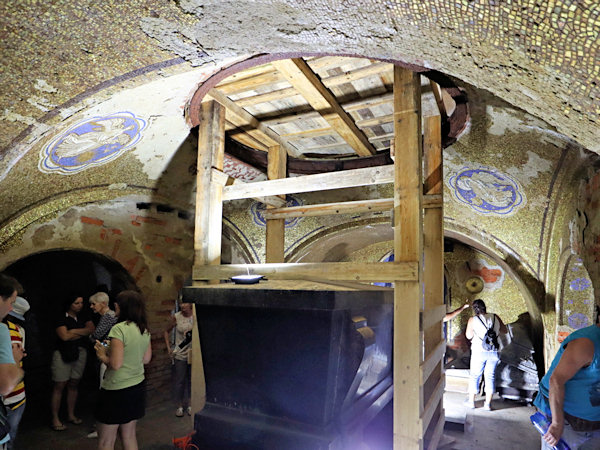 Stěny i strop krypty zdobí značně poničená skleněná mozaika.