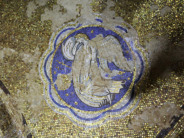 Medailon s andělem ve skleněné mozaice.