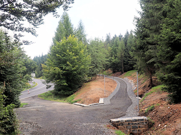 Napojení nové přístupové cesty na lesní silničku pod Jeleními kameny.