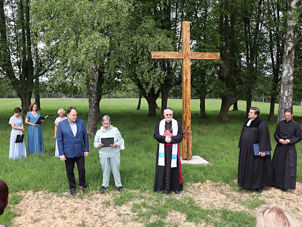 Paní Jitka Tůmová ze Spolku Pod Studencem seznámila přítomné s historií hřbitova a s důvody k postavení kříže.