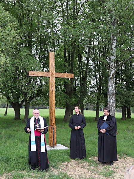 Slavnostní požehnání kříže vedl generální vikář litoměřické diecéze a kanovník litoměřické Katedrální kapituly u sv. Štěpána J. M. Can. Mgr. Martin Davídek společně s ThMgr. Josefem Jarošem z Děkanství Česká Kamenice a Mgr. Richardem F. Vlasákem, M.Th. Farářem Českobratrské církve evangelické na Šluknovsku.