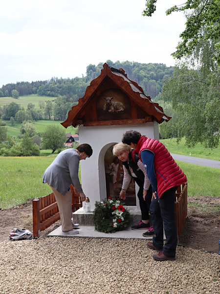 Kapličku před obřadem ozdobily členky Spolku Pod Studencem.