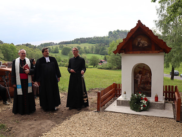 Slavnostní požehnání kaple vedl generální vikář litoměřické diecéze a kanovník litoměřické Katedrální kapituly u sv. Štěpána J. M. Can. Mgr. Martin Davídek společně s ThMgr. Josefem Jarošem z Děkanství Česká Kamenice a Mgr. Richardem F. Vlasákem, M.Th. Farářem Českobratrské církve evangelické na Šluknovsku.