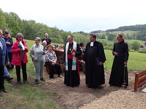 Pohnutou historii kaple lidem osvětlila Jitka Tůmová společně s Katrin Dietzel.