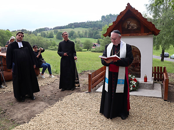 Slavnostní obřad požehnání kaple.