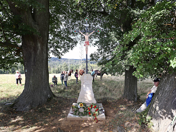Před požehnáním byl nový kříž ozdoben květinami.