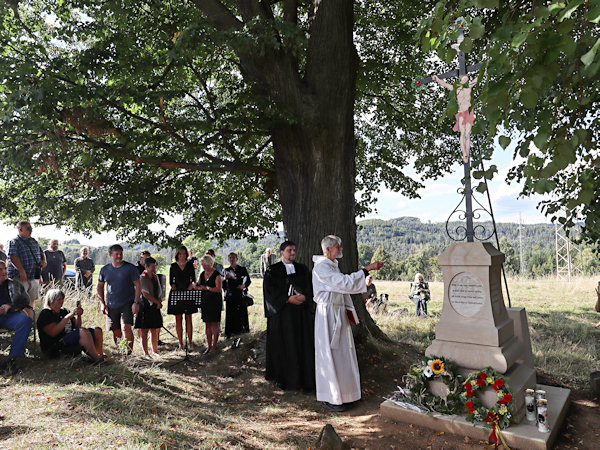 Požehnání obnoveného Christofova kříže.