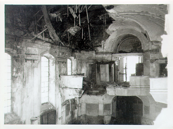 Interier kostela před opravou.