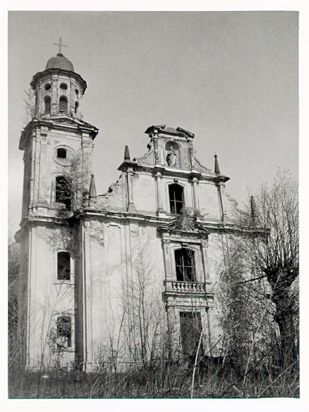 Kostel v Mařenicích před opravou v roce 1989.