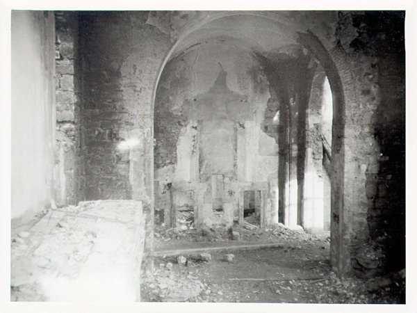 Interiér kostela v Mařenicích v roce 1989.
