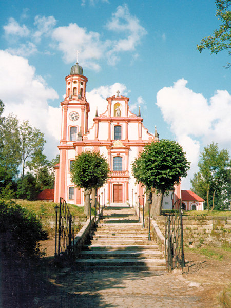Obnovený kostel v Mařenicích roku 1991.