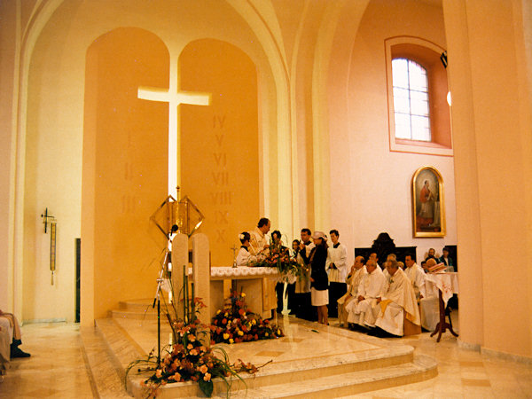 Obnovený interiér kostela v roce 1997.