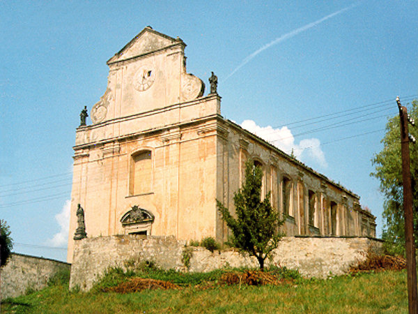 Kostel v Růžové před opravou.