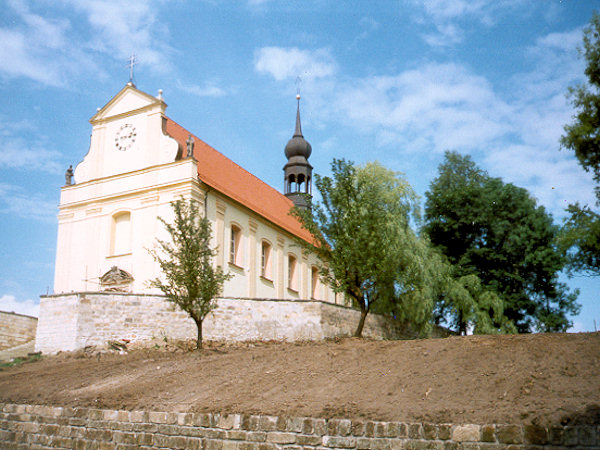 Obnovený kostel v Růžové.
