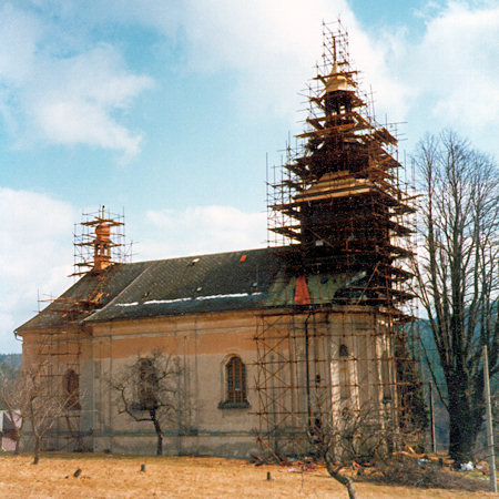 Kostel v Srbské Kamenici v průběhu opravy.