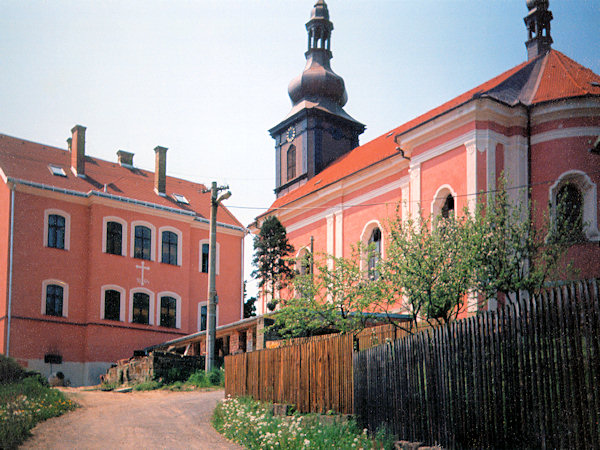 Obnovený kostel s farou v Srbské Kamenici.