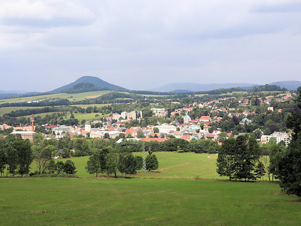 Pohled na město ze Zámeckého vrchu.