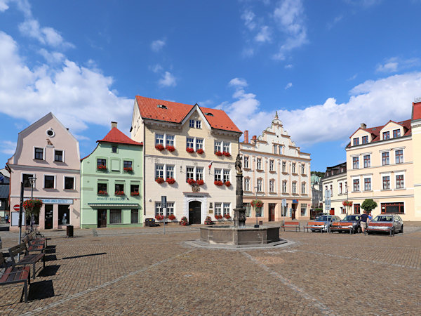 Der Marktplatz mit dem Rathaus.