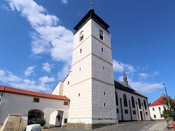 Kostel sv. Jakuba s mohutnou věží a spojovací chodbou do zámku.