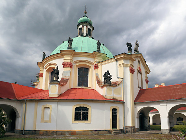 Detail der zentralen Kapelle mit Heiligenstatuen.