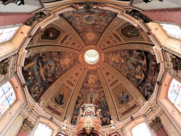Výzdoba kupole Mariánské kaple.