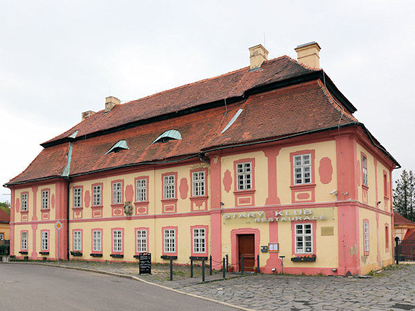 Das barocke ehemalige Armenhaus.